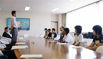 24日行われた平成17年度三条市青少年海外派遣事業の中国班出発あいさつ式