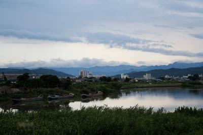 三条市上須頃地内から南の空には台風からのびる筋状の雲、手前は信濃川（26日午前5時34分）