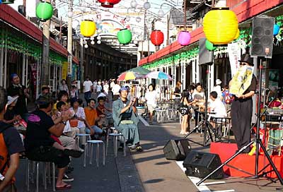 27日、燕市の商店街500mを歩行者天国にして行われた燕笑店街イベント「第5回200mいちび」