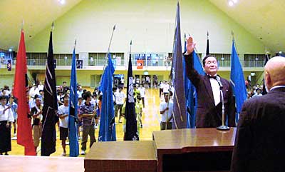 27日行われた平成17年度燕市市民総合スポーツ祭開会式、選手宣誓する薄井優燕ダンススポーツ連盟会長