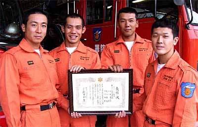 表彰状を手に左から三条市消防本部の丸山副士長、原田消防士、井上士長、赤塚士長