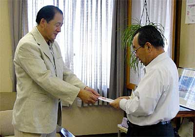 高橋燕市長(右)に6万円の善意を手渡す谷口(有)花園いさみ鮨代表