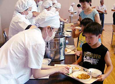 2日開かれた三条市の夏休み親子給食試食会