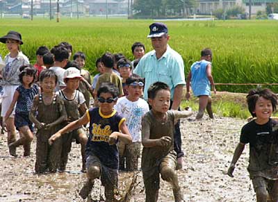 6日、三条市西大崎地内の休耕田で開かれた三条市青少年育成センターのどろんこフェスティバル