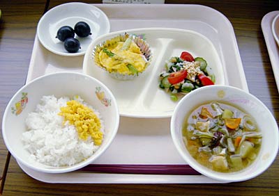 平成17年度学校給食調理コンクールに三条市代表で出場した三条市栄学校給食共同調理場が優秀賞を受賞した給食「祝合併・なかよしランチ」