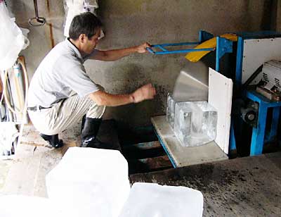 氷の切り分け作業に忙しい、ふじや商店