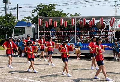 5日、三条市厚生福祉会館で行われた三条夏まつりの開幕を告げる小学校児童によるふれ太鼓