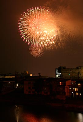 7日夜行われた三条大花火大会、昭栄大橋から撮影、下は五十嵐川