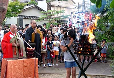 「そろばんの日」に宗正寺で行われた三条珠算簿記学校の恒例のそろばん供養
