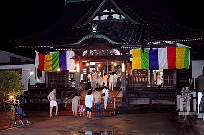 大雨が参拝者の出足を鈍らせた三条市・宝塔院の観音まつり