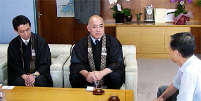 左から浄土真宗本願寺派新潟教区教務所の豊田主事、渡辺所長、高橋三条市長