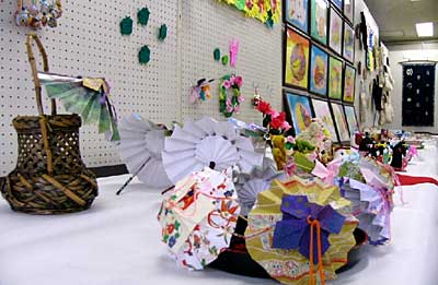 24日まで市民ギャラリーつばめで開かれている燕市内福祉関係9団体の合同作品展