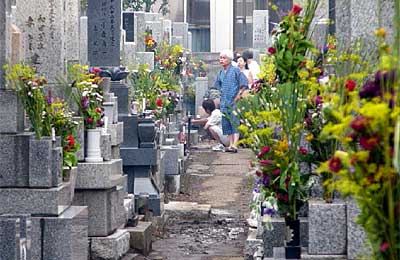 盆の13日の墓参りで生花が彩る三条市内の墓地で先祖の霊を迎える