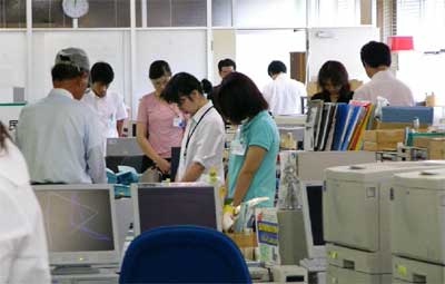 終戦記念日の15日、黙とうをささげる三条市役所職員