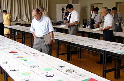 22日開かれた燕・吉田・分水合併協議会の総務委員会第2回会議で新・燕市の市章候補デザインの選考
