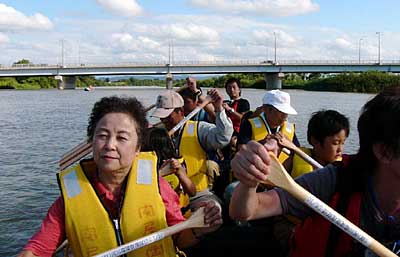 27日行われた中ノ口川燕市水辺の祭典「燕楽(えんらく)水辺の巻」で中ノ口川で川下り