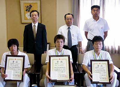 チーム・スプリントで全国優勝した左から本間さん、保科さん、相馬さん