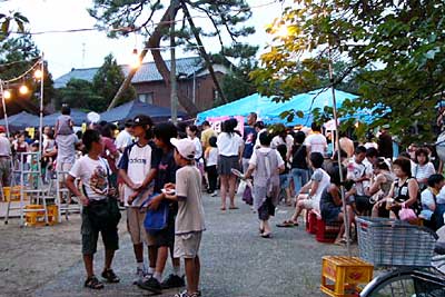 6日開かれた第1回三条夏まつり夜店市の四日町商店街の会場、日吉神社