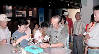 一昨年、信濃川大河津資料館で開かれたスズムシの頒布会の様子