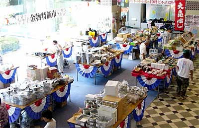 「じばさんお盆フェアー」に先だって県央地域地場産業振興センターで開かれている金物特価市