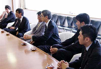 9日、三条市役所を訪れて30万円を寄付した栗林三条会のうちの栗林四世会のメンバー