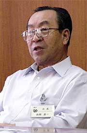 定例会見する高橋燕市長