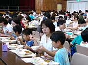 親子と調理場職員がそろって「いただきます!」