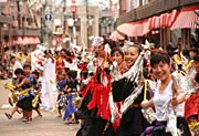 踊り手も見物客も一体に