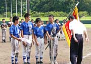 優勝旗を受ける弥彦ザ・ジェイ