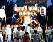 初めてお目見えした三条夏みこしの万灯夏神輿