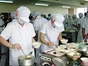 コンクールで腕をふるう三条市栄学校給食共同調理場
