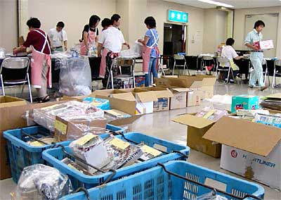 8日、三条市中央公民館で行われた委託販売品の受け付け
