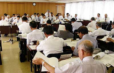 16日開かれた燕市議会合併調査特別委員会