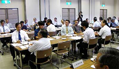 1日開かれた「祝新市誕生第1回三条夏まつり全体会議」の反省・報告会
