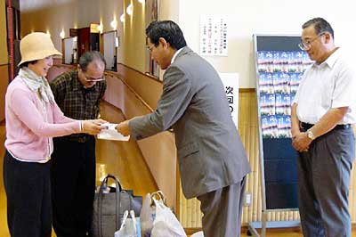 左から100万人目の外山さん夫婦、野沢組合理事長、佐藤田上町長