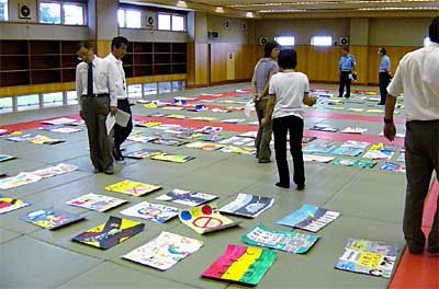 7日開かれた燕市交通安全母の会の平成17年度交通安全ポスターコンクール審査会