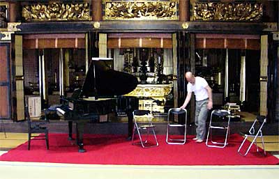 23日、第21回お寺で音楽を楽しむ会「シューベルテアーデII」を開く福勝寺、会場設営する黒田住職