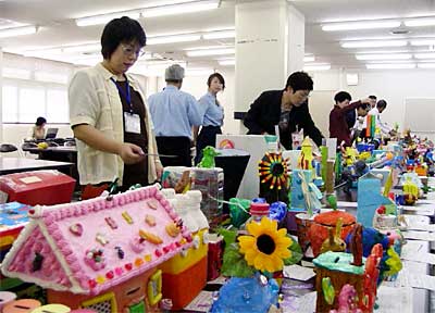 28日行われた第31回「私のアイデア貯金箱」コンクールの三条地区審査