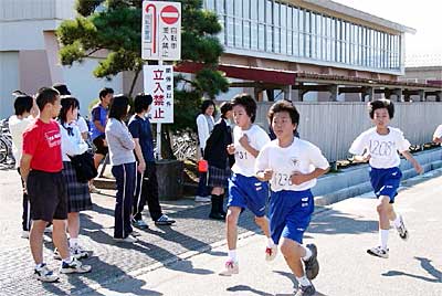 29日行われた県立燕高等学校と県立燕中等教育学校合同のロードレース