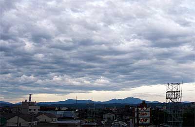 7日午後5時半、三条市消防本部から東、粟ヶ岳方向の空