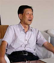 8日、会見する高橋三条市長