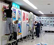 入賞作品や凧合戦資料の展示作業