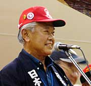 乾杯の音頭をとる茂出木雅章日本の凧の会会長