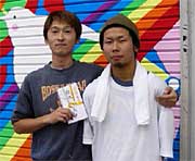 1位「チームYOSHIZAWA」の吉沢さん（左）と荻根沢さん（右）、上は制作した作品『輝き』