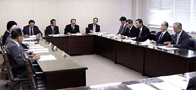 4日開かれた総務常任委員会で新三条市の市章などを報告