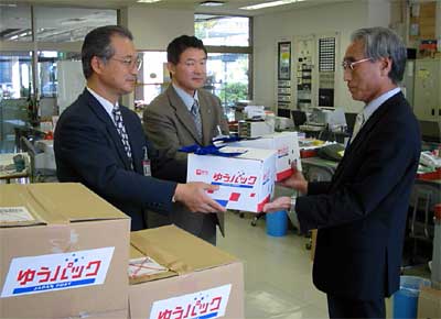 左から神野三条郵便局長、坂井三条石上郵便局長、岩本三条市社会福祉協議会事務局長
