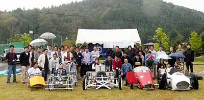 22日、三条市総合運動公園でエコカーの走行会「ECソープボックスダービー」を開いた三条エコノミークラブの記念撮影