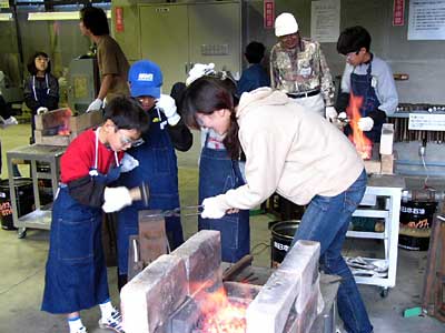 ?三条小学校の展覧会で初めて行った「アートコミュニティ・ワークショップ」のひとつ、三条鍛冶道場での和釘づくり