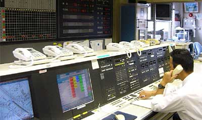三条市消防本部の指令台の上に設置された携帯119受信用の電話