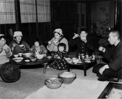 29、30の2日間開かれる三条市大島地区文化祭の「おおじま懐かしの写真展」で展示される昭和30年代の大島地区の農家の大みそかの食事の様子の写真